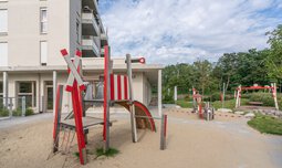 Klettergerüst mit Rutschen auf dem Sandspielplatz der Einrichtung | © max ott www.d-design.de